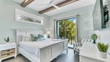 Escritorio, tabla de planchar con plancha, wifi y ropa de cama