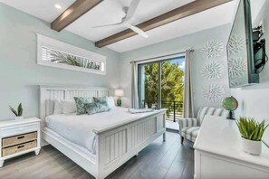 Escritorio, tabla de planchar con plancha, wifi y ropa de cama 