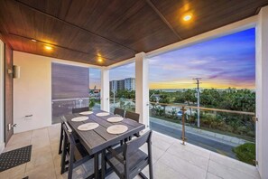 Outdoor dining - New - Dual-home luxury, Rooftop Decks, Sleeps 32 (Siesta Key)