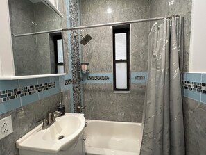 Bathroom - 2-bedroom apartment in pleasant New York with AC for relaxing stays (New York)