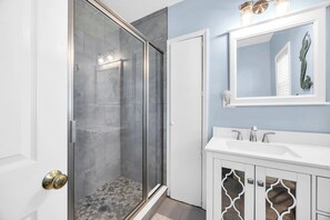 Dusche, Haartrockner, Handtücher, Seife