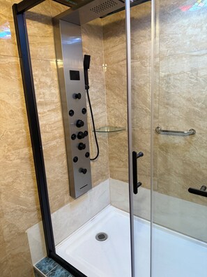 Dusche, Haartrockner, Handtücher, Seife