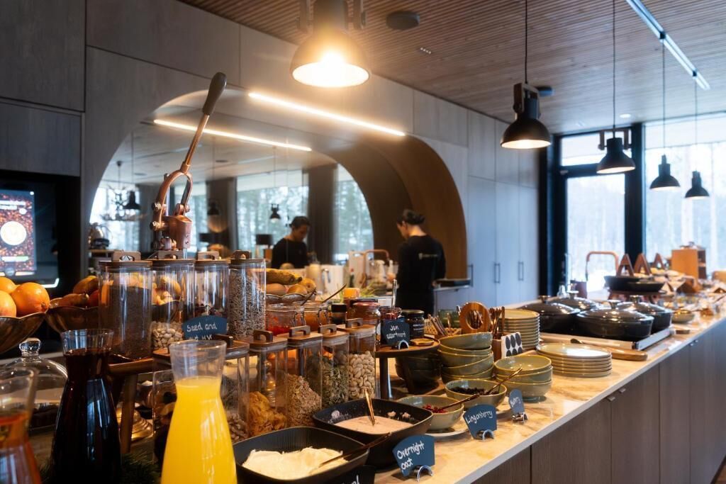 Deluxe Suite, Kitchen, Valley View | Dining