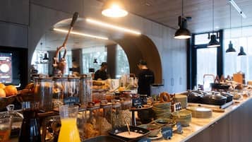 Deluxe Suite, Kitchen, Valley View | Dining