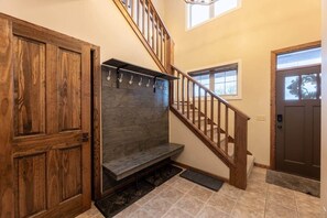 Interior - Black Bear 4br/3.5ba - Steps from lift pvt Hot Tub (Snowshoe)