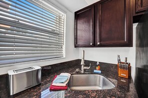 Appartement, vue piscine | Salle de bain