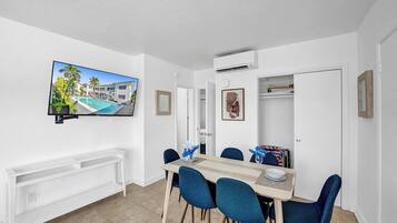 Appartement, vue piscine | Restauration