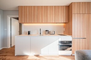 Fridge, microwave, oven, dishwasher - GuestReady - Maleo Living Apartments - 10C1 (Lisbon)