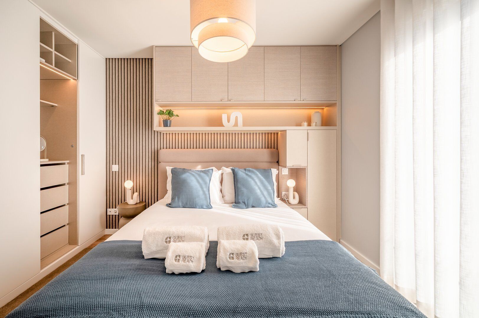 デスク、インターネット、ベッドシーツ