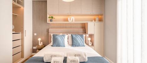 Skrivebord, internettilgang og sengetøy