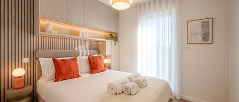 Escritorio, tabla de planchar con plancha y acceso a internet