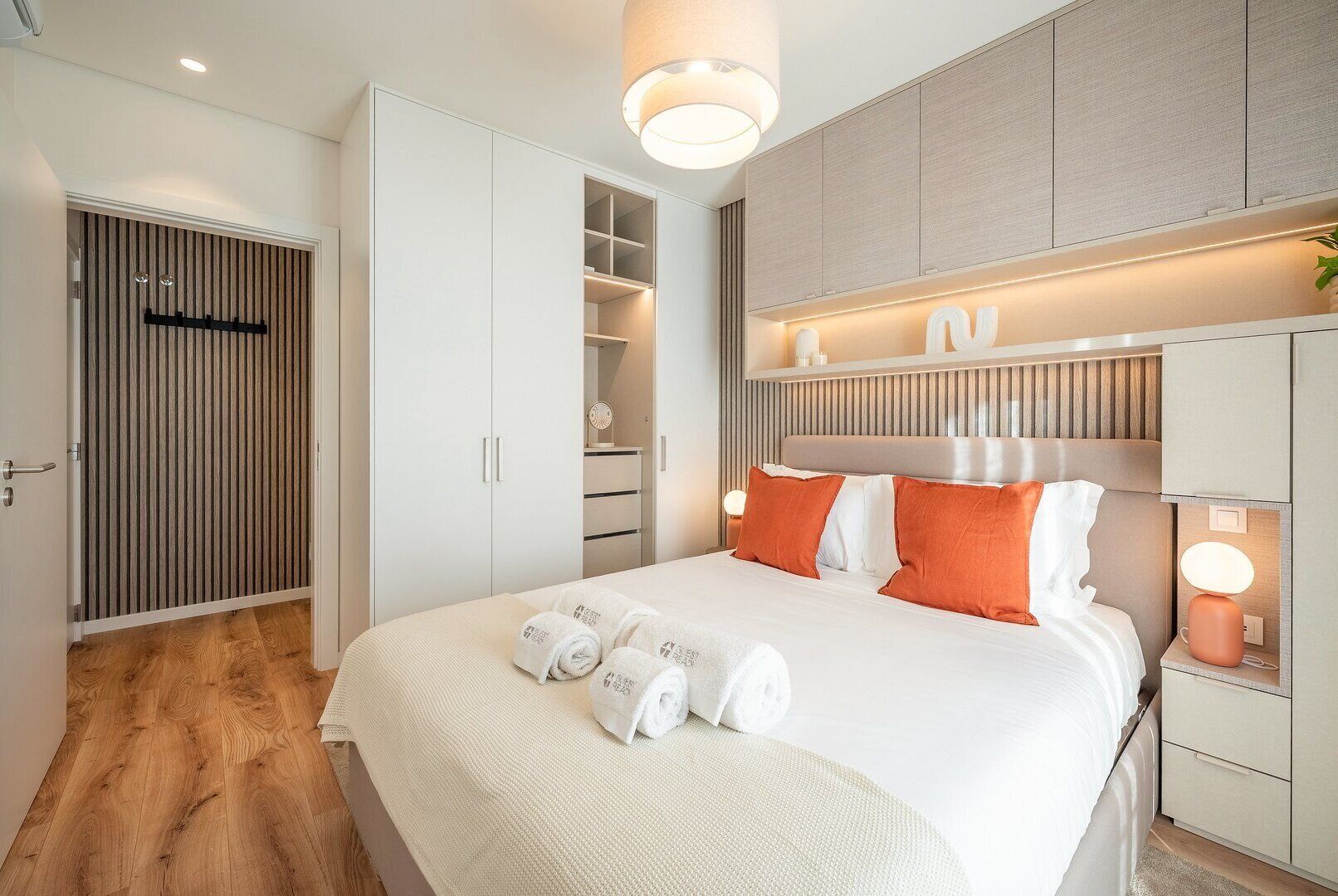 Escritorio, tabla de planchar con plancha, internet y ropa de cama 