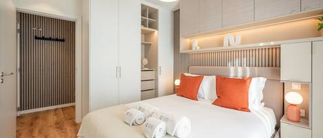 Een bureau, een strijkplank/strijkijzer, internet, beddengoed