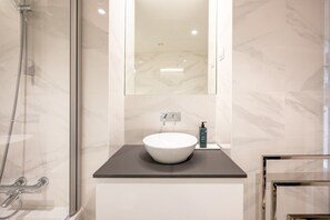 Shower, hair dryer, towels - GuestReady - Maleo Living Apartments - 7C2 (Lisbon)