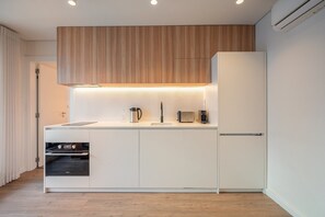 Fridge, microwave, oven, dishwasher - GuestReady - Maleo Living Apartments - 3A2 (Lisbon)