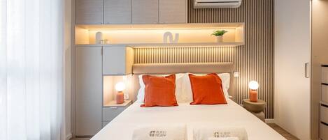 Een bureau, een strijkplank/strijkijzer, internet, beddengoed