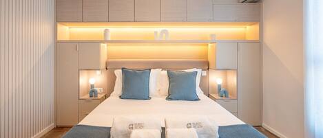 書桌、熨斗/熨衫板、上網、床單