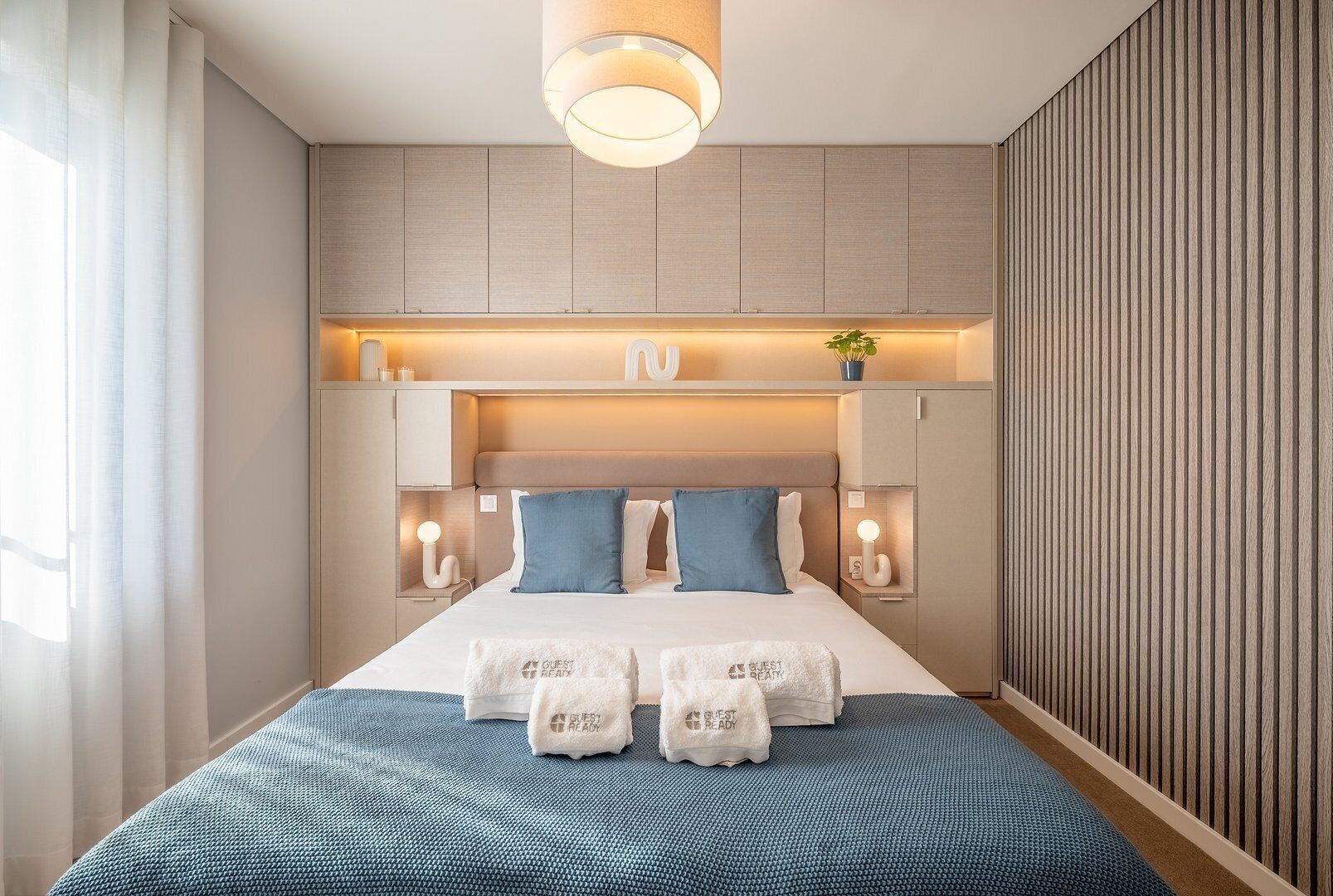 Een bureau, internet, beddengoed