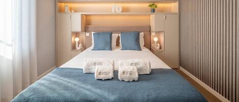 Een bureau, internet, beddengoed