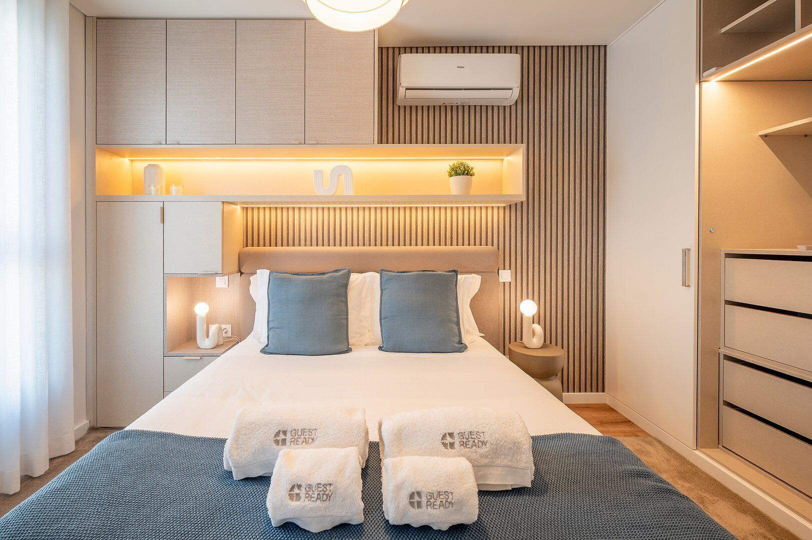 Escritorio, tabla de planchar con plancha, internet y ropa de cama 