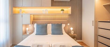 Een bureau, een strijkplank/strijkijzer, internet, beddengoed