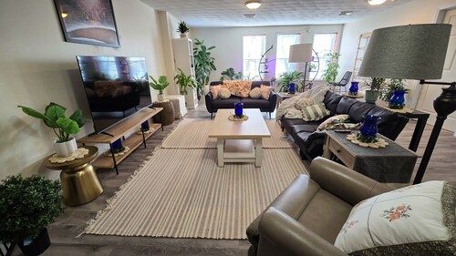 Adorable 2-bedroom apartment in borough Hollidaysburg -Very large one level