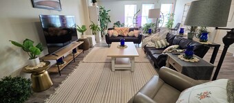 • Botanical Retreat  - Spacious 2BR - Walk to Downtown Hollidaysburg