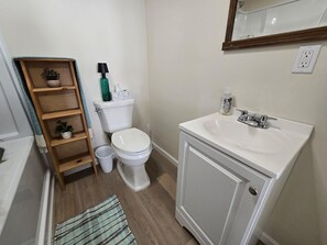 Hiustenkuivaaja, pyyhkeet, vessapaperi