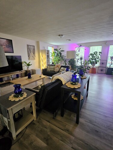 • Botanical Retreat  - Spacious 2BR - Walk to Downtown Hollidaysburg