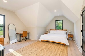 Een bureau, wifi, beddengoed