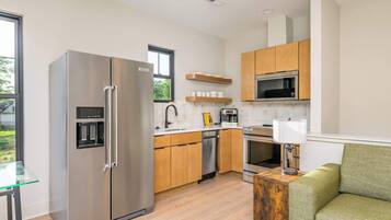 雪櫃、微波爐、焗爐、爐具