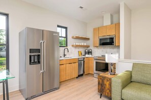 雪櫃、微波爐、焗爐、爐具