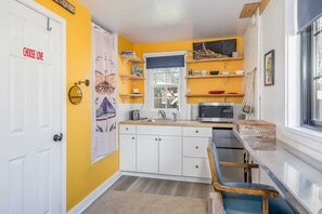 Microwave, coffee/tea maker, cookware/dishes/utensils - Adorable Solo-Traveler Retreat (Charlotte)