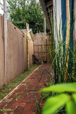 Property grounds - Adorable Solo-Traveler Retreat (Charlotte)