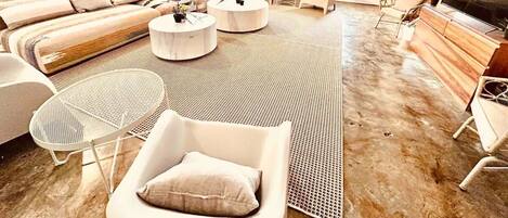 Smart-TV, Tischtennisplatte, Stereoanlage