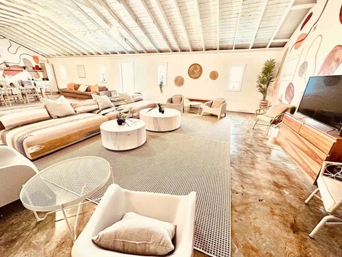 The Nordic Haven ATL - HOT TUB - 7 bedroom - 5000 sq ft - ping pong