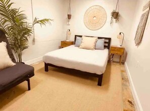 Skrivebord, strykejern/-brett, wi-fi (inkludert) og sengetøy