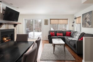 Smart TV, fireplace