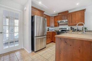 Fridge, microwave, oven, stovetop - Mont Tremblant ~ The Bête Bunker ~ Golf & Skiing (Mont-Tremblant)