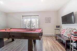 Games room - Mont Tremblant ~ The Bête Bunker ~ Golf & Skiing (Mont-Tremblant)