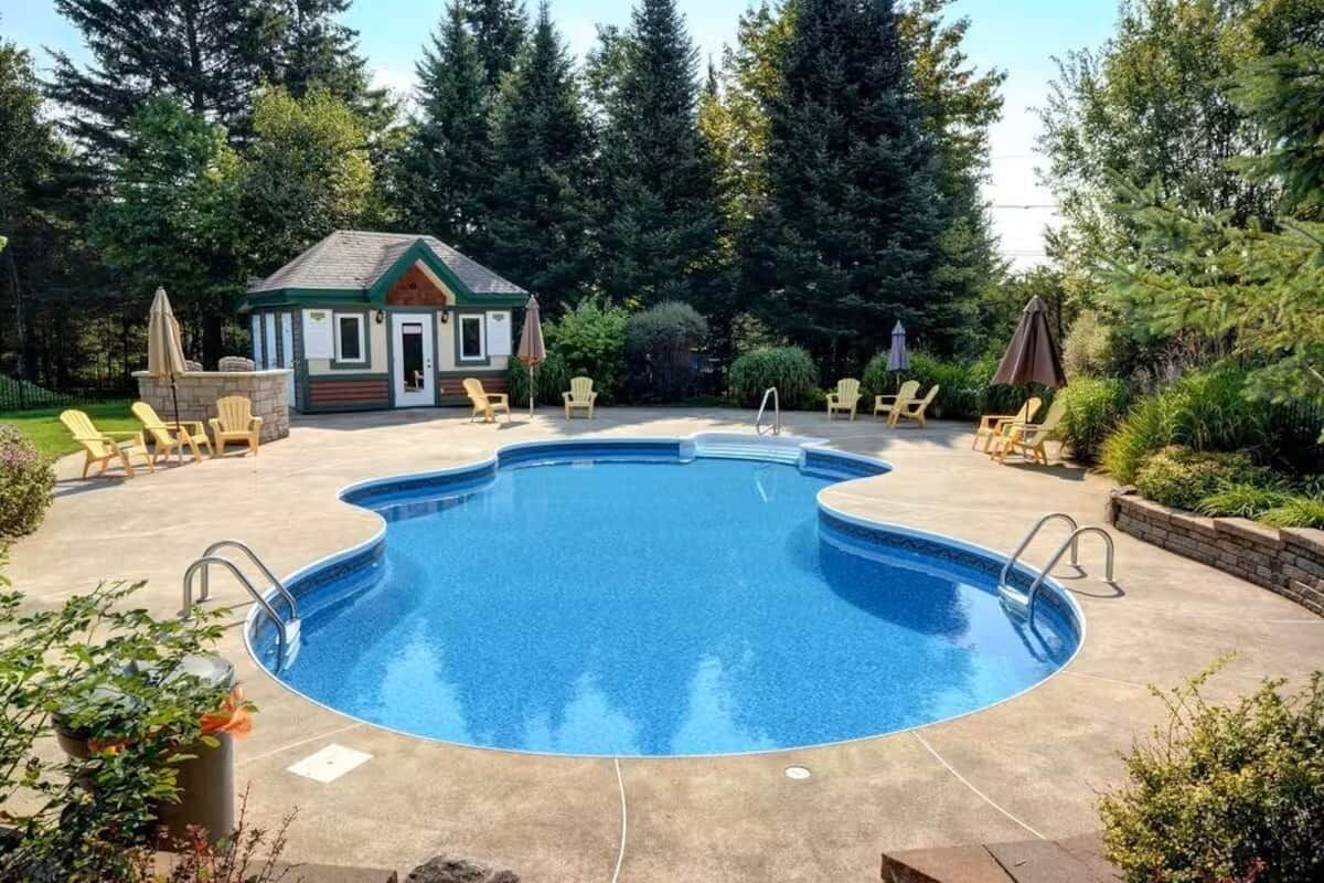Utomhuspool och uppvärmd pool