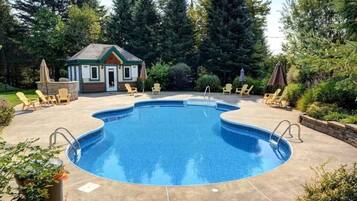 Utomhuspool och uppvÀrmd pool