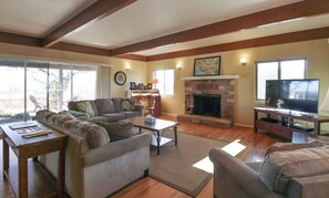 Smart TV, chimenea y videoteca 