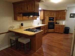 Microwave, oven, stovetop, dishwasher - FIFA World Cup - Spacious 1-bedroom patio apartment in charming Overland Park. (Overland Park)