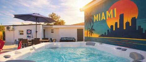 Tina de hidromasaje al aire libre