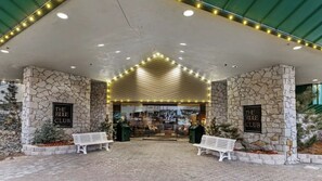 Exterior - Resort with 2 bedrooms, and Kitchen, and a living room in gorgeous Stateline (Stateline)