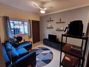 TV - Casa Luz do Sol: Air conditioning, shops within walking distance, beach 10 mins away, and pets allowed. (Florianópolis)