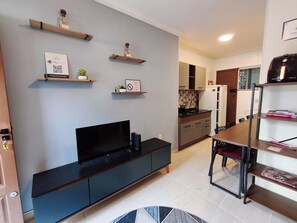 Interior - Casa Luz do Sol: Air conditioning, shops within walking distance, beach 10 mins away, and pets allowed. (Florianópolis)