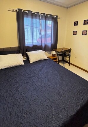 Internet, bed sheets - Casa Luz do Sol: Air conditioning, shops within walking distance, beach 10 mins away, and pets allowed. (Florianópolis)