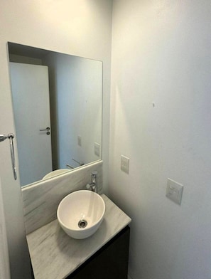 Ducha, secador de pelo, bidé y toallas